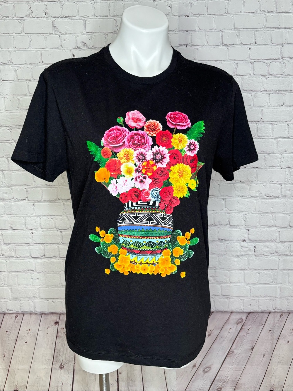 Old Navy limited-edition piece Black T-Shirt for Latinx Heritage Month Size M